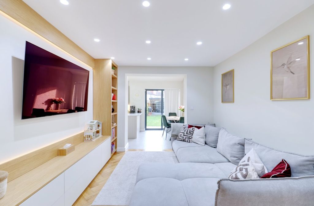 Property photo 3 of 23