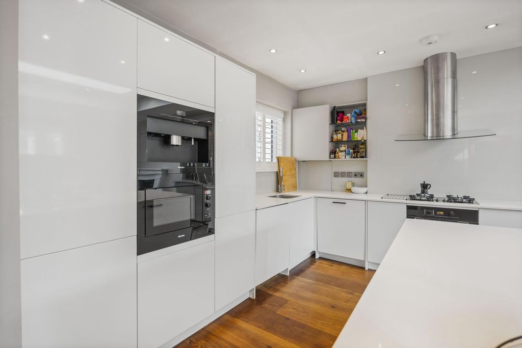 Property photo 3 of 10 Kitchen