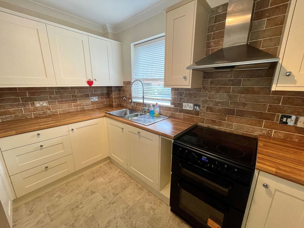 Property photo 2 of 11 Kitchen