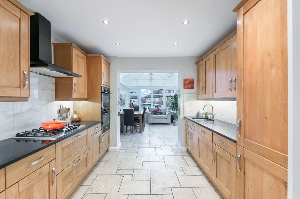 Property photo 2 of 15 Winkworth Road-22.Jpg