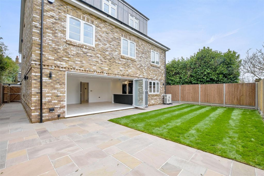 Property photo 3 of 20 Garden/Exterior Rear: