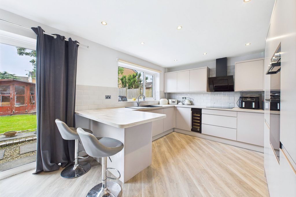 Property photo 3 of 10 Open Plan Dining Area