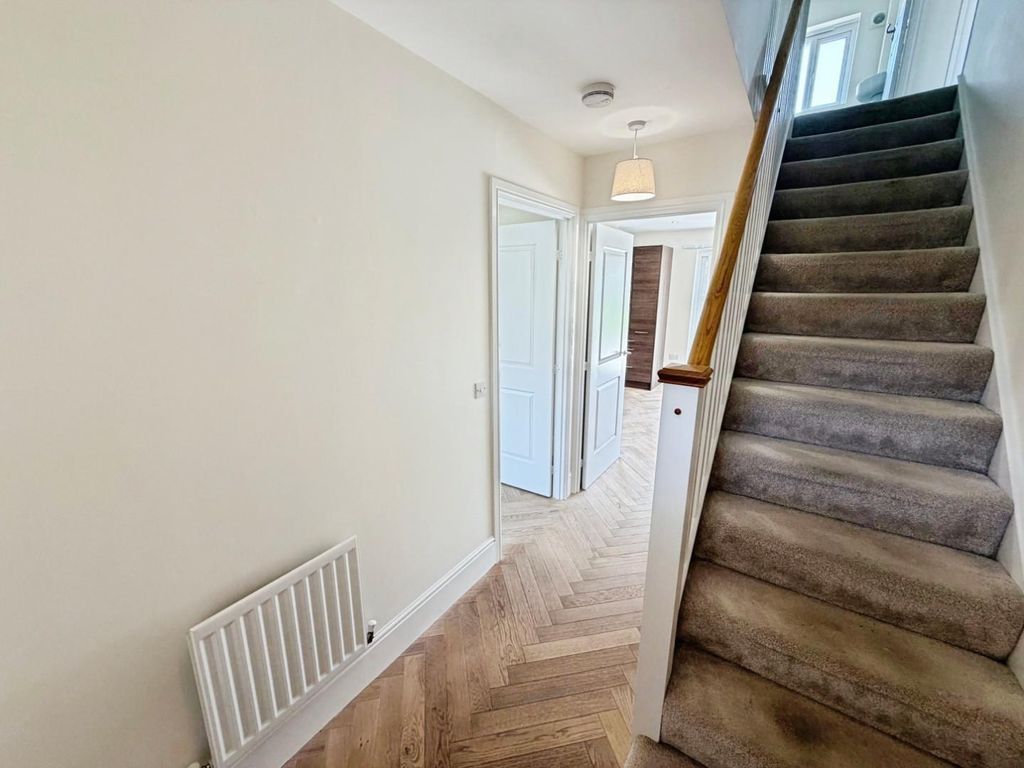 Property photo 2 of 39 5F7438c3-9-4731-8EE7-8666A4B1C775-1732-000000B9566