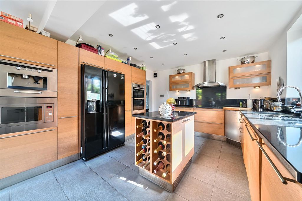 Property photo 3 of 25 Kitchen