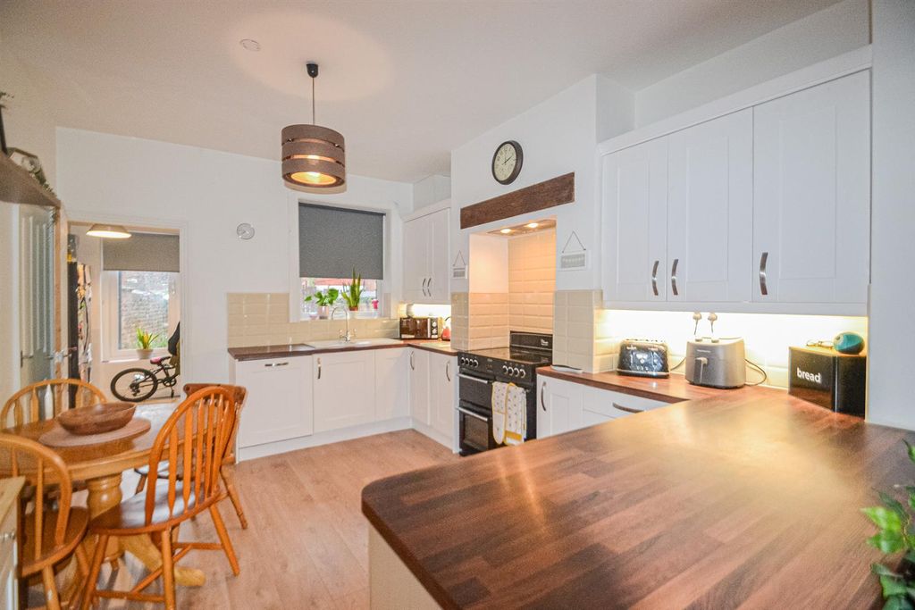 Property photo 3 of 9 Kitchen