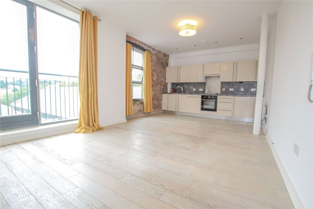 Property photo 2 of 16 Living Room/Kitchen