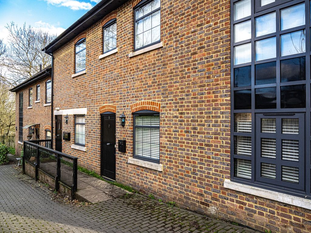 Property photo 1 of 18 Saracens Mews