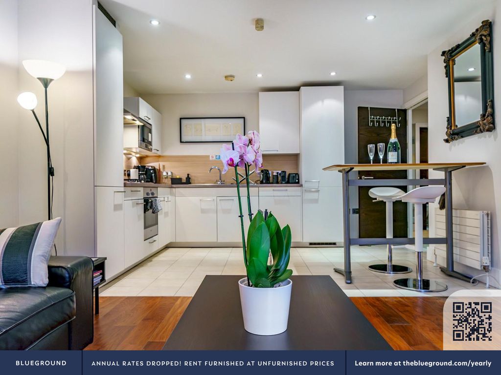 Property photo 3 of 31 Living Room