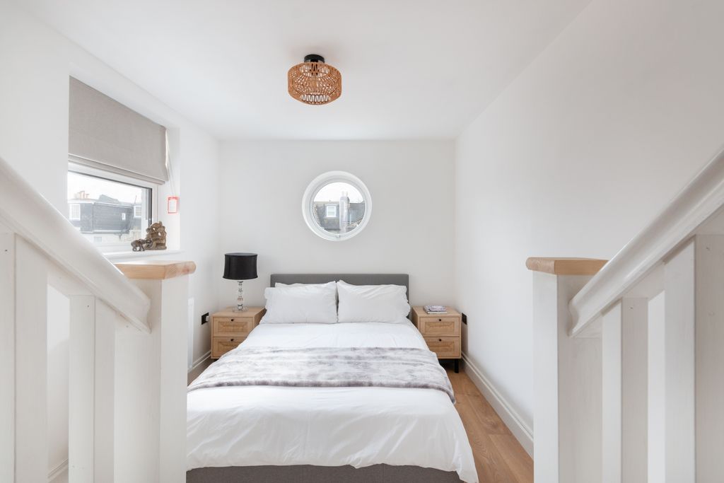 Property photo 3 of 8 Photo 6