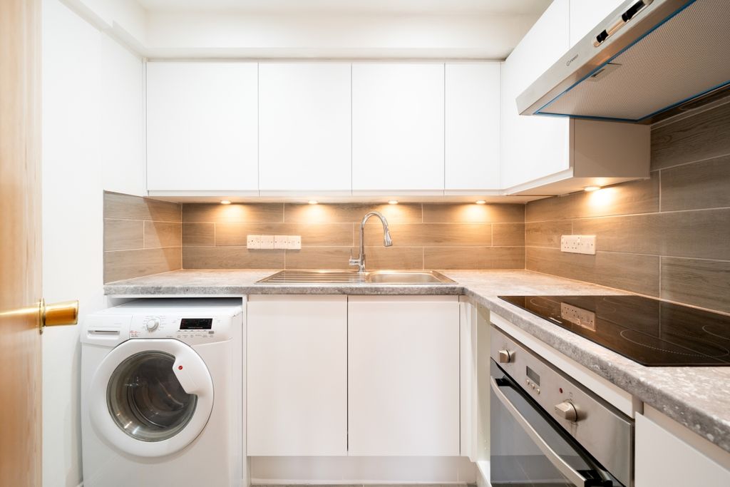 Property photo 2 of 14 St Georges Wharf ...
