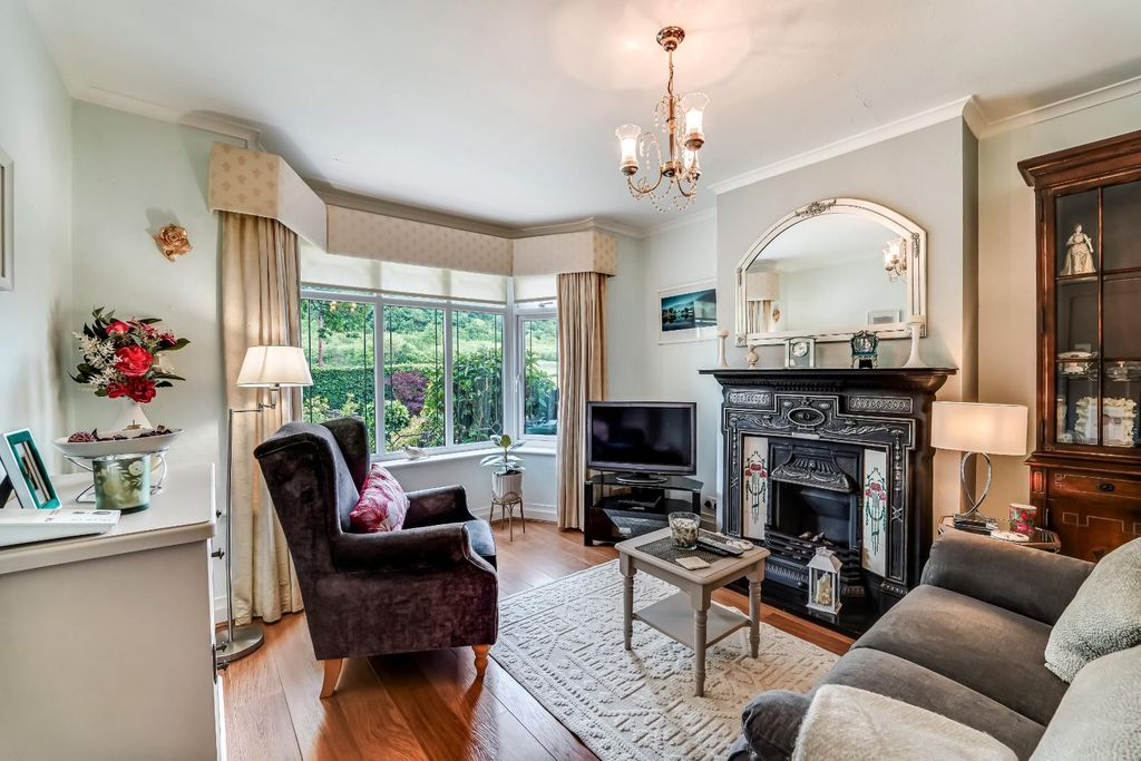 Property photo 2 of 14 Chipstead Lane