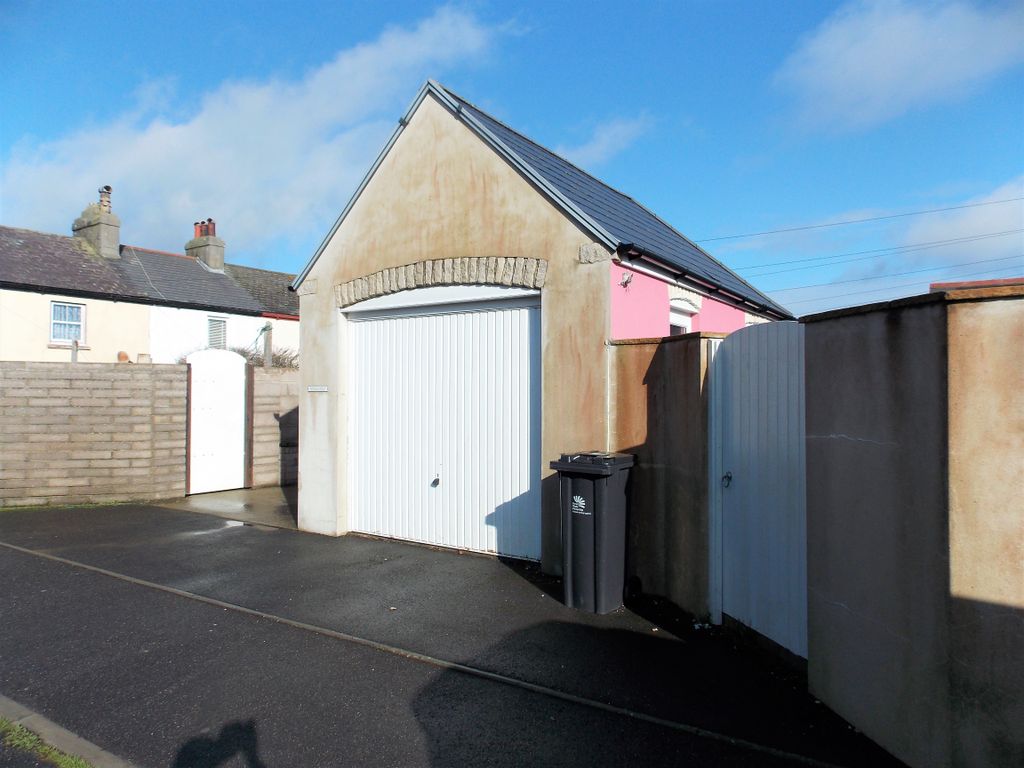 Property photo 2 of 14 Detached Garage