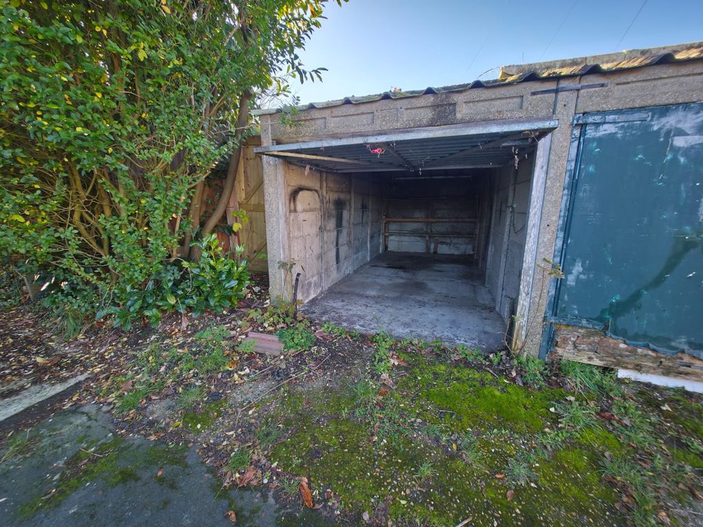 Property photo 2 of 6 2Bf29Dad-245d-48E5-B1A2-5c473F734d2d.Jpg