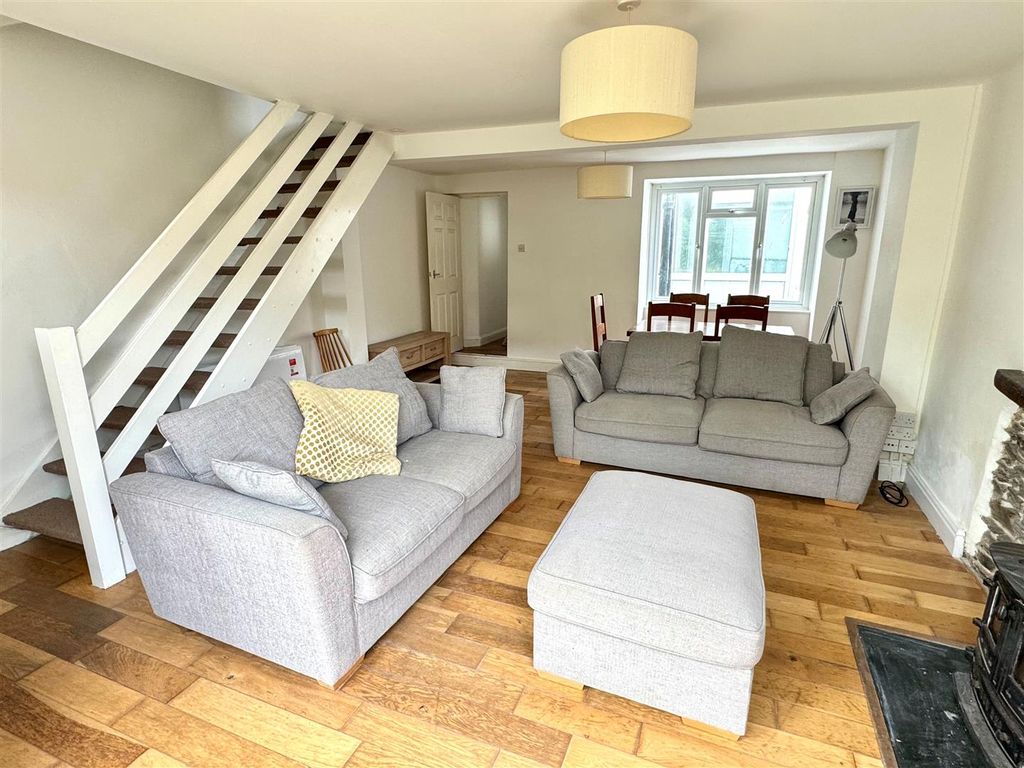 Property photo 2 of 10 6 Beacon Road Lounge
