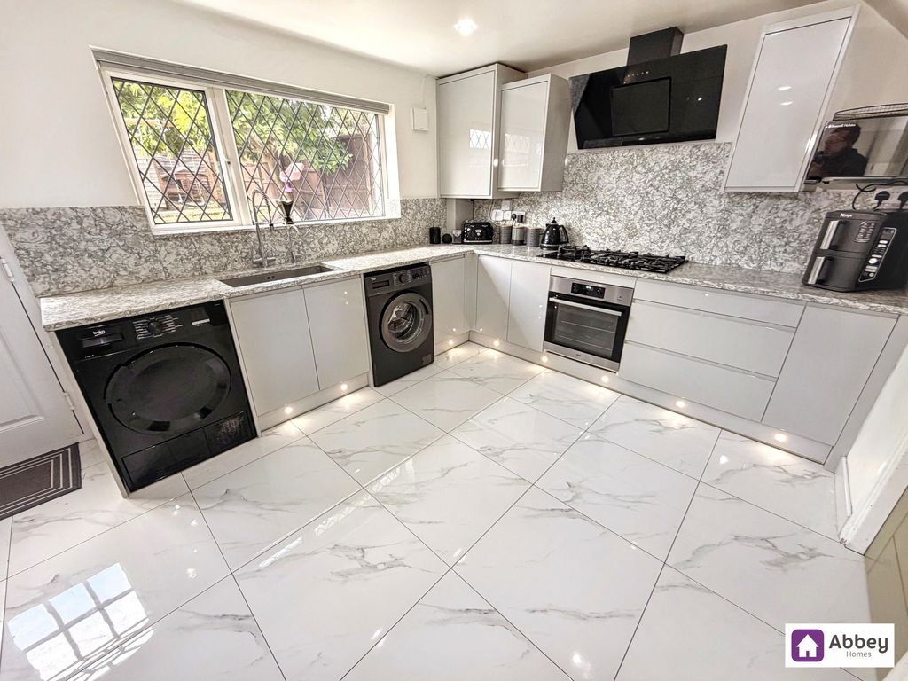 Property photo 3 of 11 Kitchen/Diner