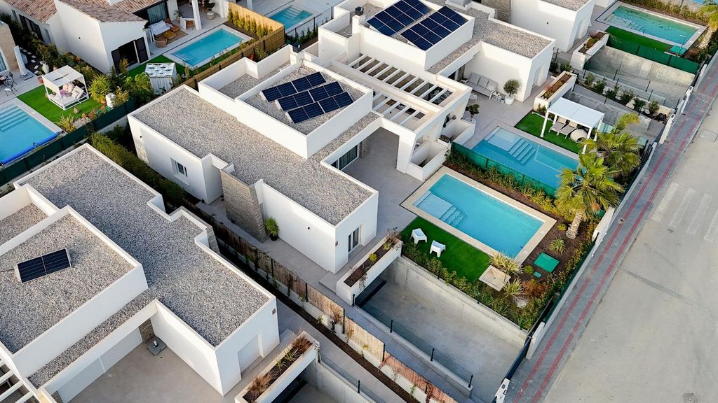 Property photo 1 of 40