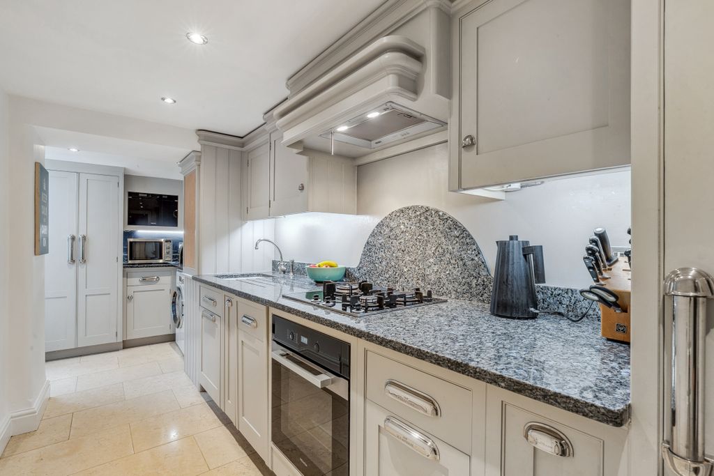 Property photo 2 of 12 Brompton Square 32, Flat 1-13