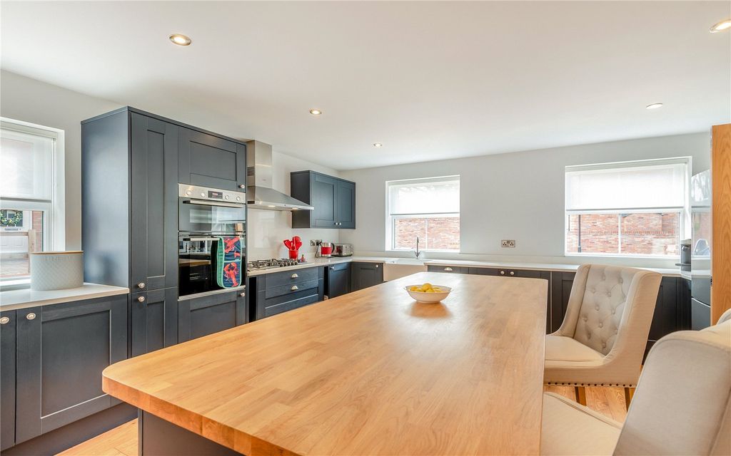 Property photo 2 of 20 Kitchen/Dining Room