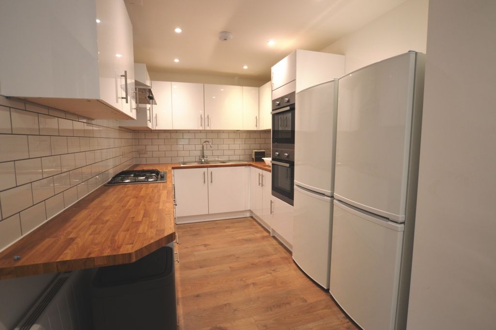 Property photo 3 of 6 Kitchen