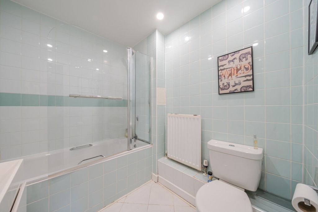Property photo 3 of 9 Bathroom
