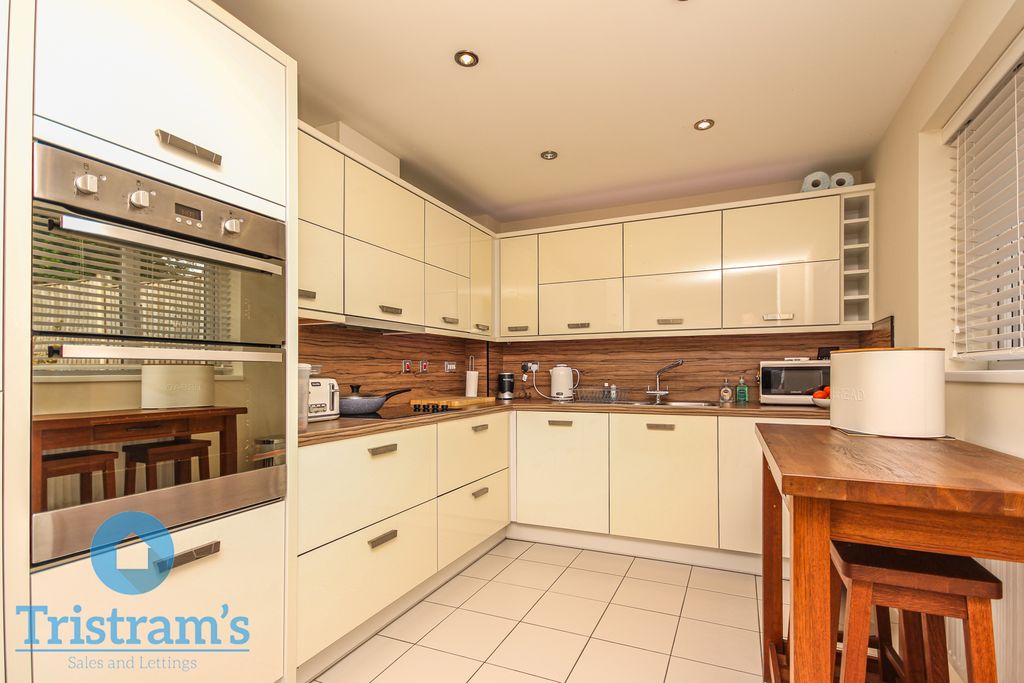 Property photo 2 of 21