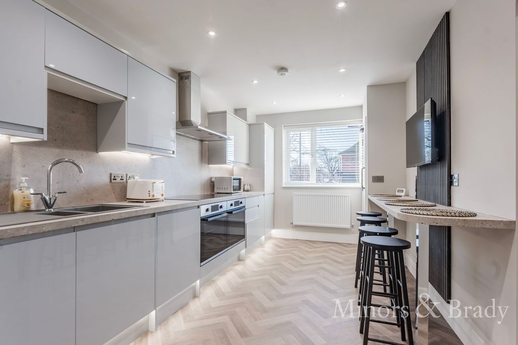 Property photo 3 of 28