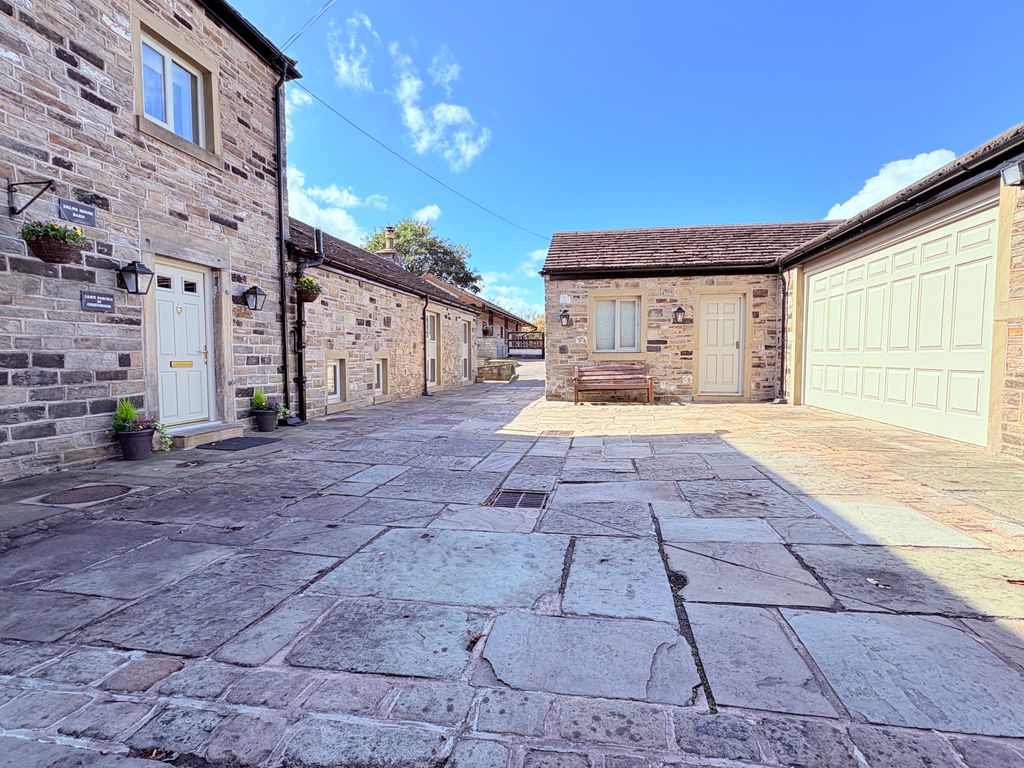 Property photo 1 of 21 Courtyard