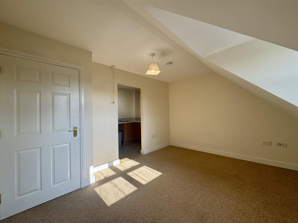 Property photo 3 of 9 Living Room (2/2)