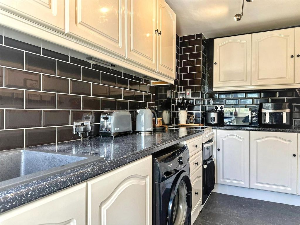 Property photo 3 of 27 Kitchen