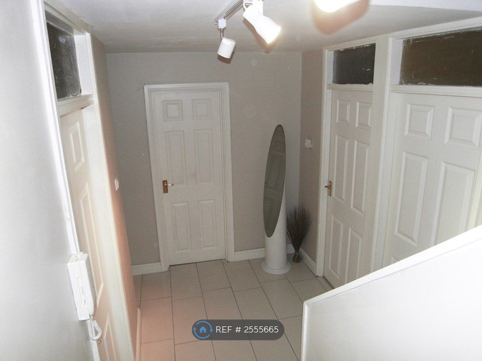 Property photo 2 of 10 Hallway