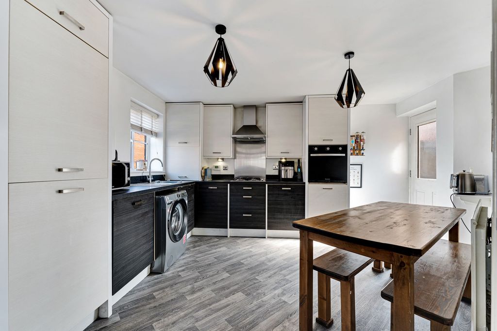 Property photo 2 of 24