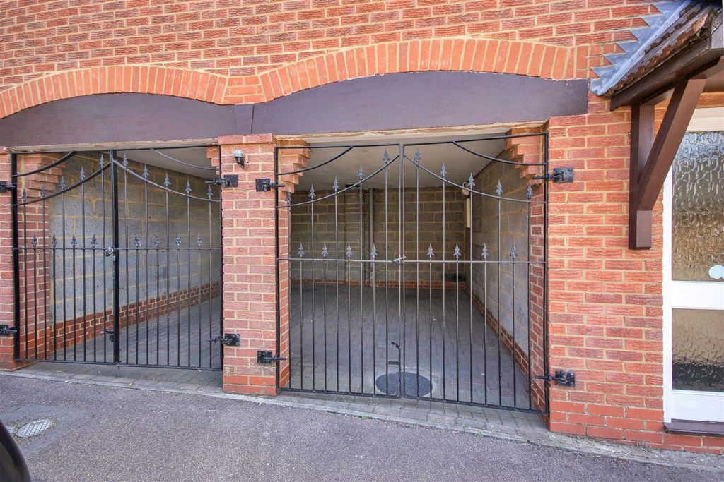 Additional image 18 of 3 bed flat for saleNN29, High Street, Irchester, Wellingborough
