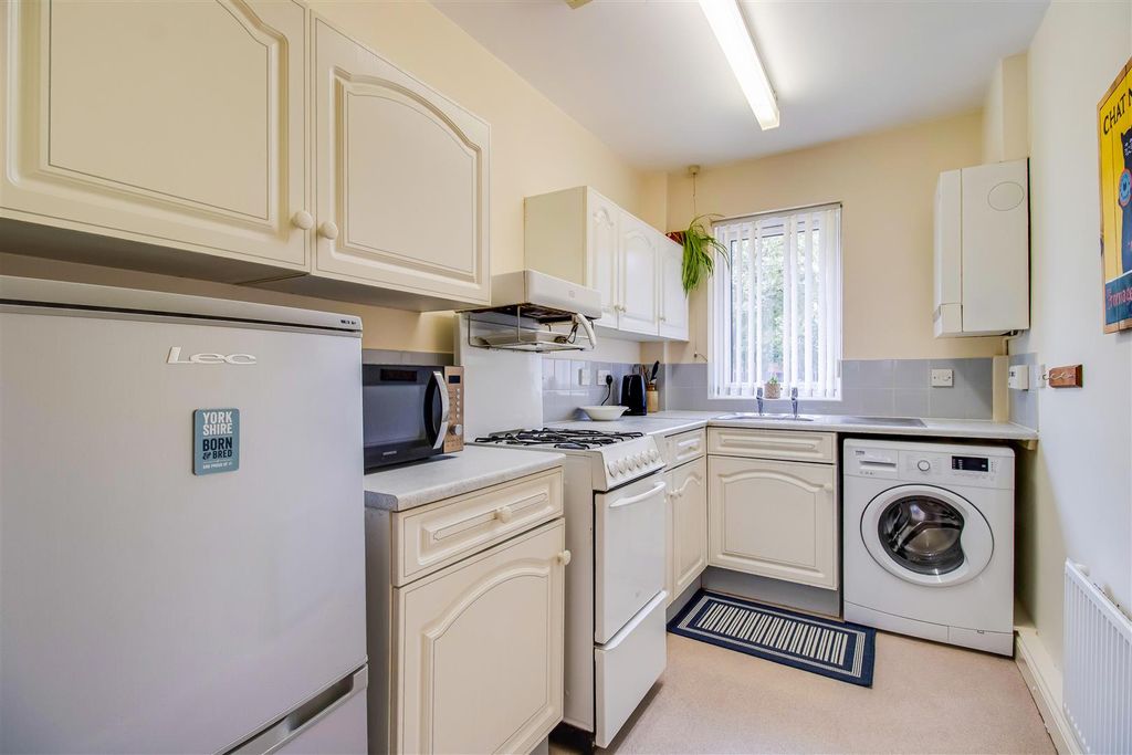 Property photo 3 of 8 Kitchen