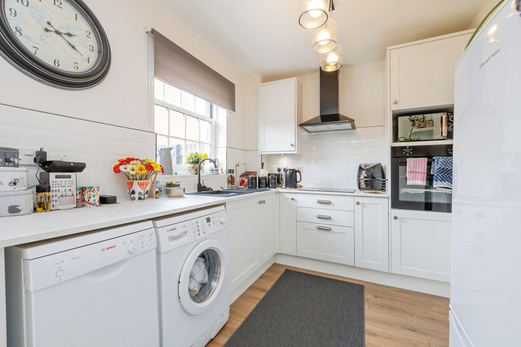 Property photo 3 of 19 Kitchen
