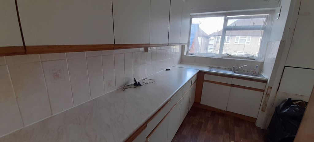 Property photo 2 of 7 Kitchen