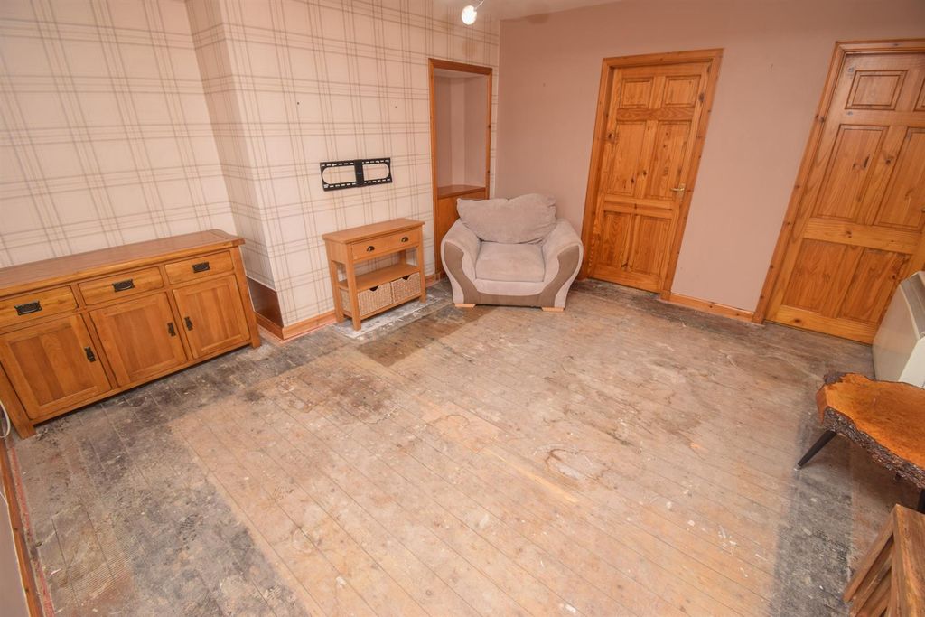 Property photo 3 of 18 Lounge