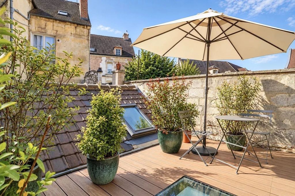 Property photo 1 of 16 Senlis – Historic City Centre – Renovated Townhouse With Terrace