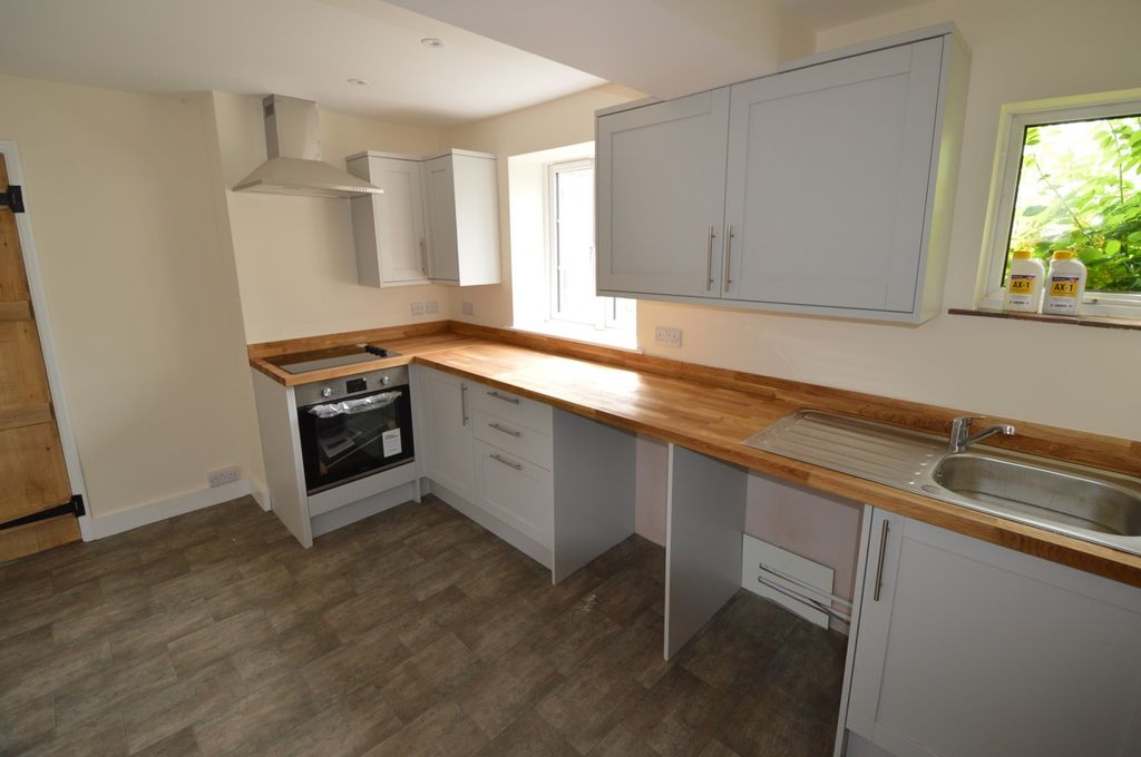 Property photo 3 of 12 Kitchen 2