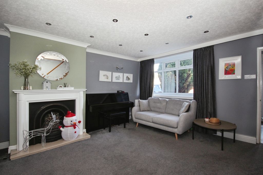 Property photo 3 of 19 Lounge