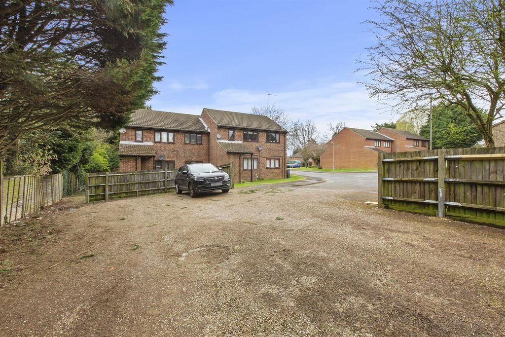 Property photo 2 of 12 16 Birinus Close, Hp12 3Lz-11.Jpg