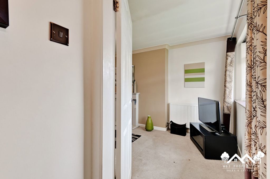 Property photo 2 of 27
