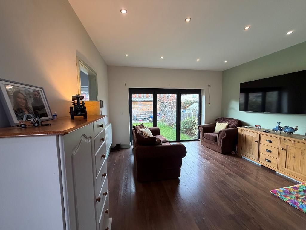 Property photo 3 of 11 Kitchen