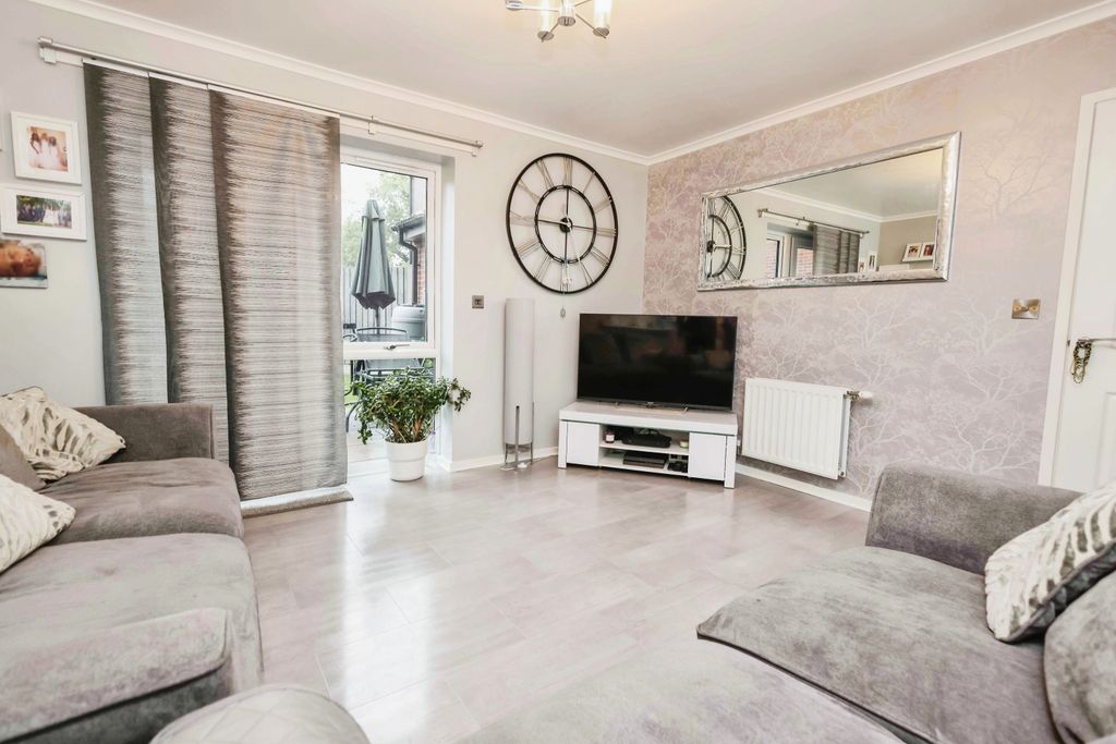 Property photo 3 of 17 Lounge