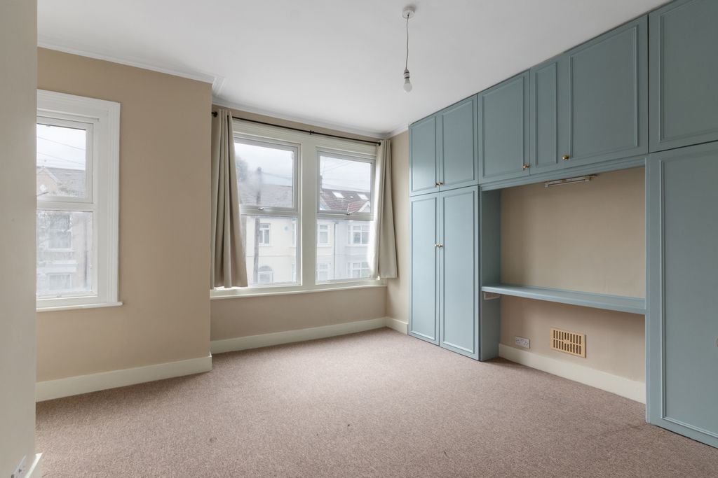 Property photo 3 of 8 Photo 4