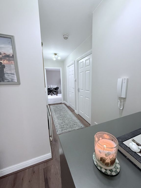 Property photo 2 of 11 Hallway