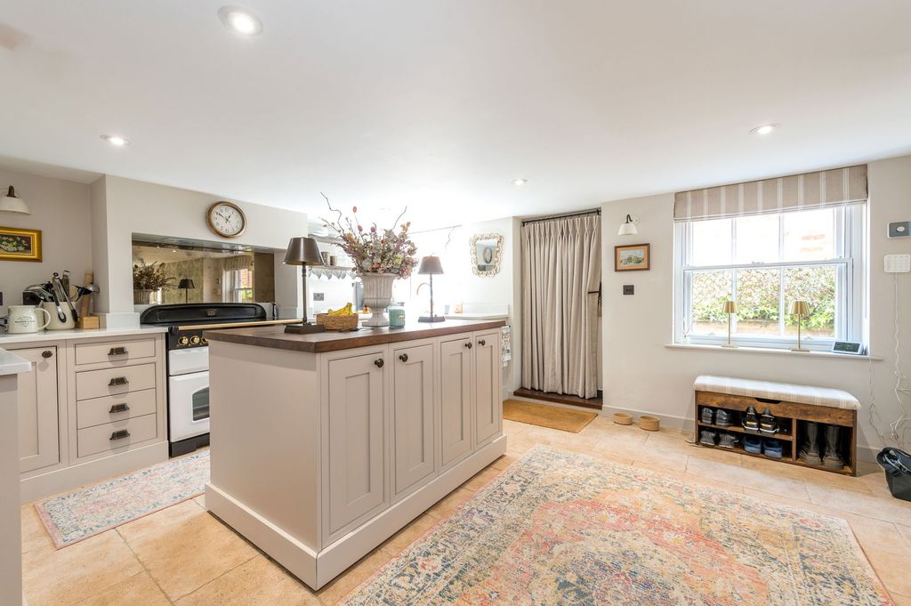 Property photo 2 of 35