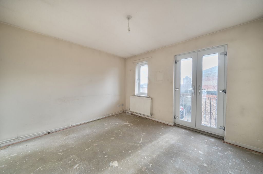 Property photo 3 of 8 1394286-9-696A310...