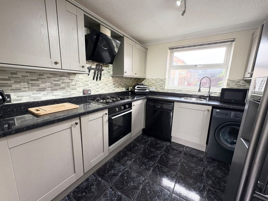 Property photo 3 of 19 Kitchen