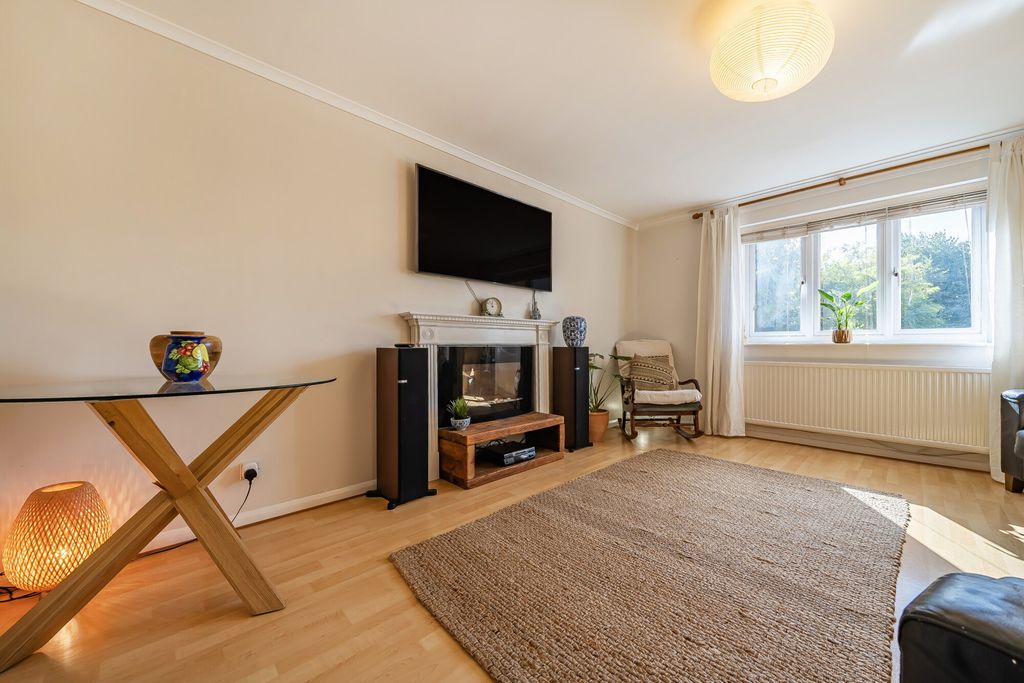 Property photo 1 of 17 Lounge