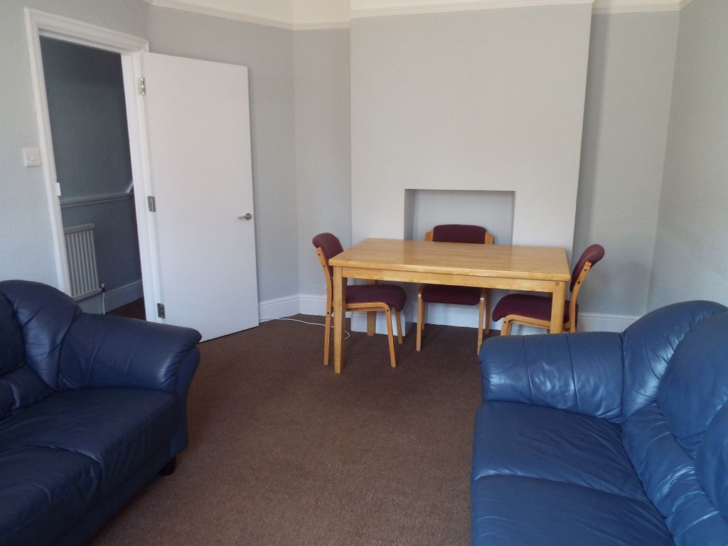 Property photo 2 of 8 Lounge